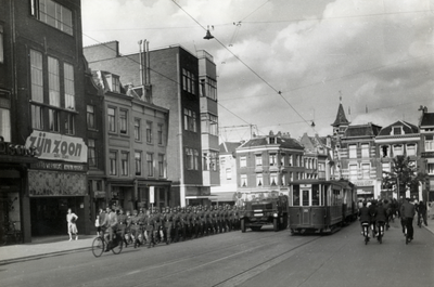 97537 Afbeelding van een groep marcherende Duitse soldaten in de Potterstraat te Utrecht.